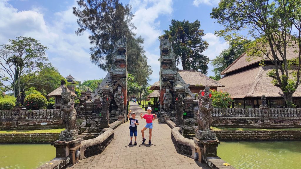 Elisa et robin devant le temple Taman Ayun de Mengwi